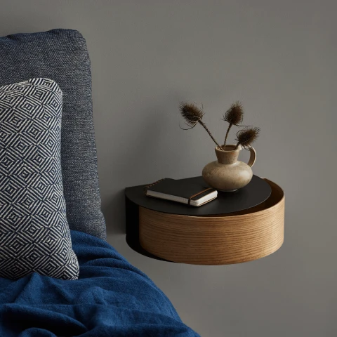 Szuflada ścienna Wallie Woud jako stolik nocny - aranżacja przy łóżku