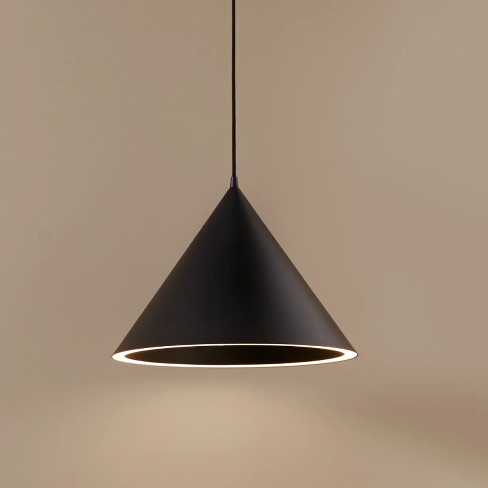 czarna lampa stożkowa Annular od Woud