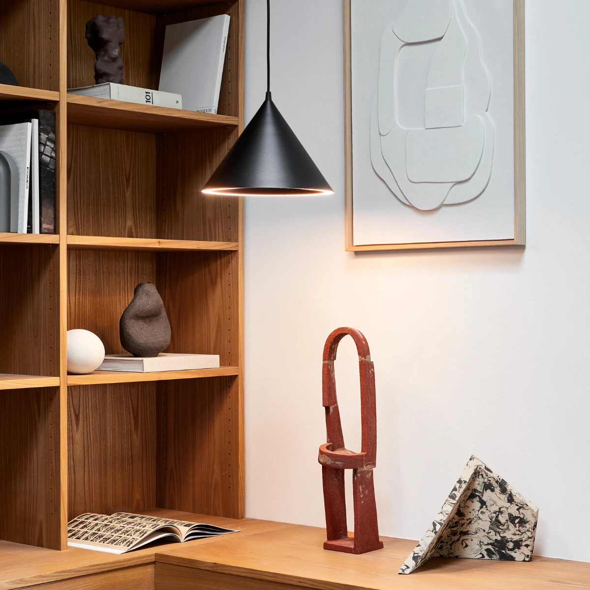 czarna lampa stożkowa Annular od Woud - aranżacja