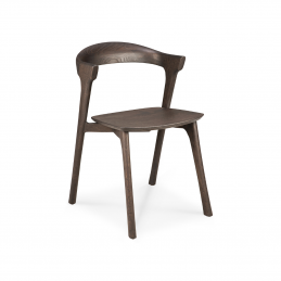Krzesło Bok Brown Tained Oak Ethnicraft o zaokrąglonych kształtach