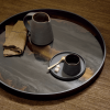 Taca dekoracyjna Bronze Organic Glass round L Ethnicraft - aranżacja na dywanie