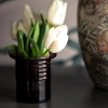 Świeca w transparentnym szkle Murano Royal B. Aina Kari - aranżacja z białymi tulipanami