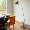 Lampa podłogowa Mantis BS8 L DCW Editions - aranżacja przy drewnianym biurku