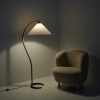 Lampa podłogowa Timberline Gubi - aranżacja z fotelem