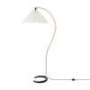 Lampa podłogowa Timberline Gubi z białym plisowanym kloszem w kształcie stożka