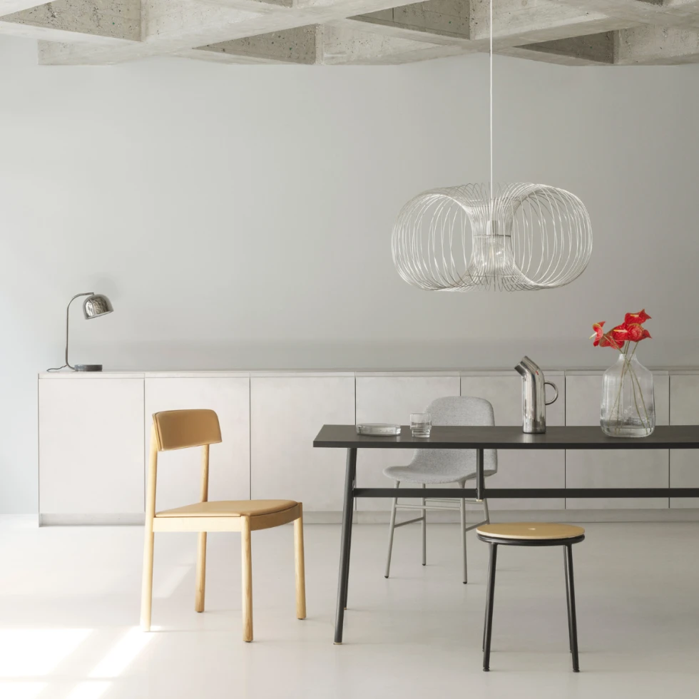 Lampa wisząca Coil Ø90 x H56,5 Normann Copenhagen - aranżacja nad stołem