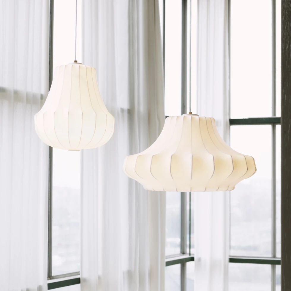 Lampy wiszące Phantom Normann Copenhagen - włączone światło