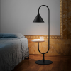 Lampa podłogowa Ozz Miniforms z drewnianym blatem - aranżacja przy łóżku