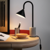Lampa stołowa Ozz Miniforms na betonowej podstawie - aranżacja na biurku