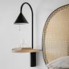 Lampa ścienna Ozz S Miniforms z drewnianą półką - aranżacja