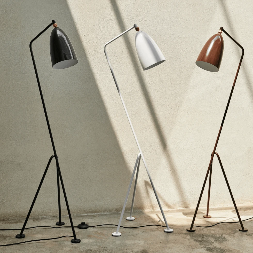 Wykonana ze stali i aluminium lampa podłogowa Grashoppa Gubi