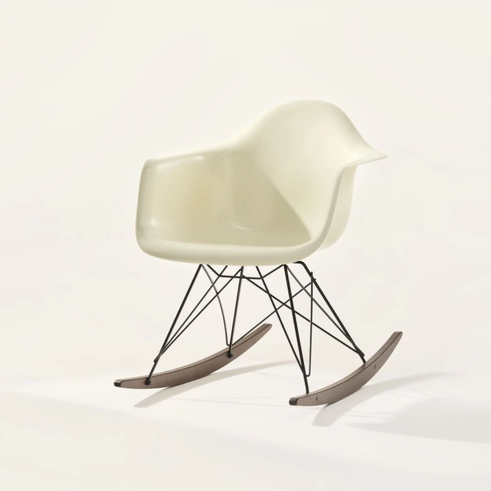 Wyprofilowane krzesło Eames Fiberglass Side Vitra