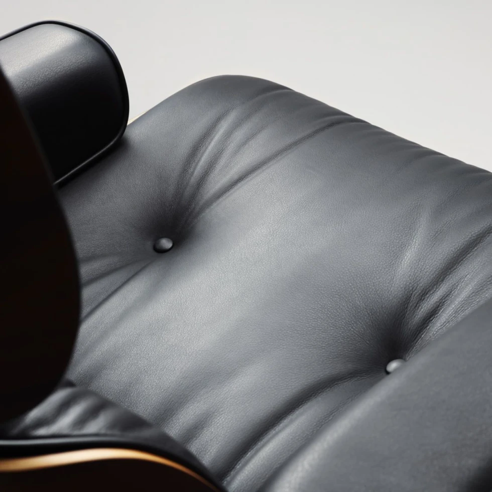 Tapicerowany fotel z podnóżkiem Eames Lounge Chair Vitra