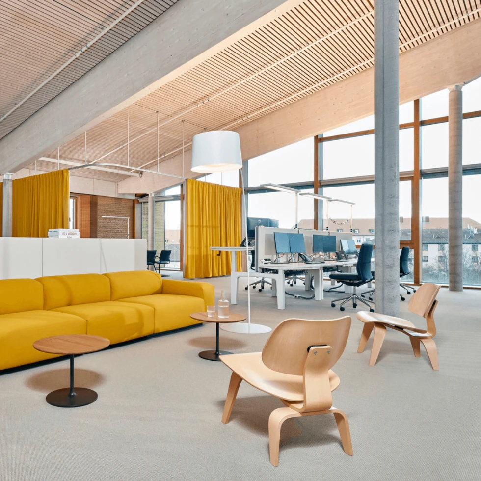 Kultowy fotel drewniany Plywood Group LCW Vitra