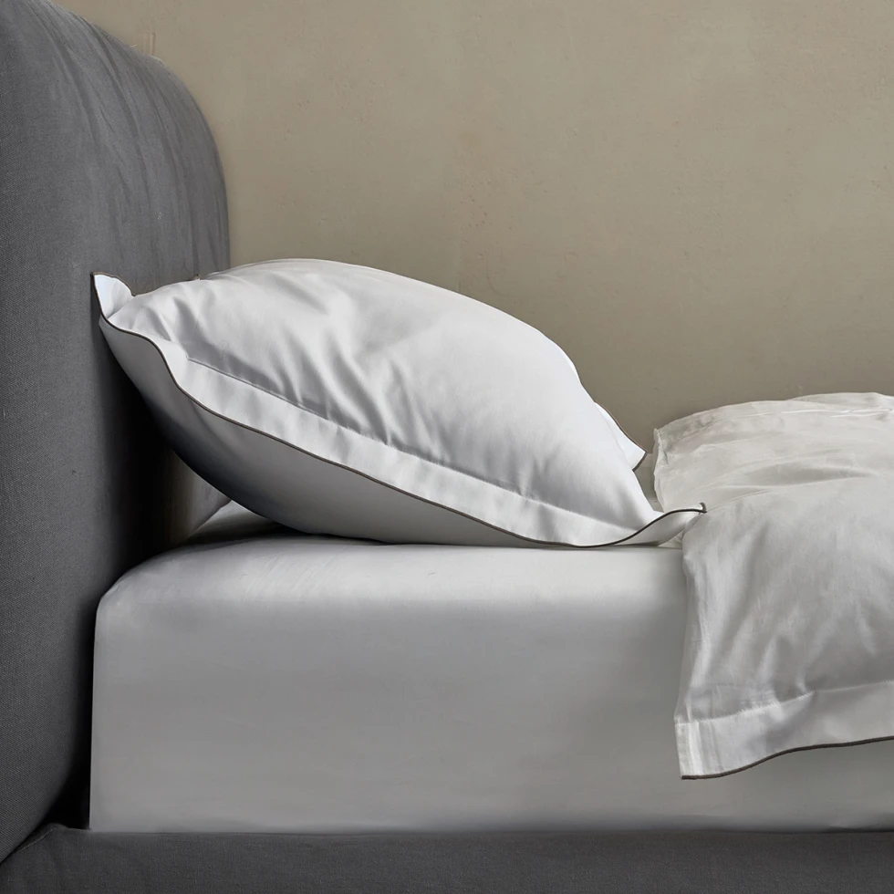 Prześcieradło z gumką Classic Satin White NAP