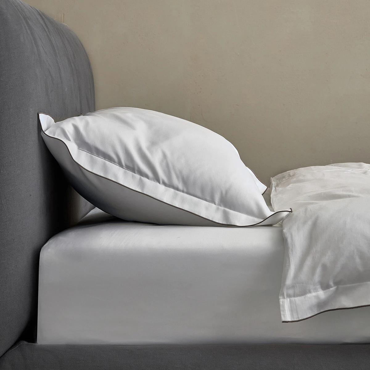 Prześcieradło z gumką Classic Satin White NAP