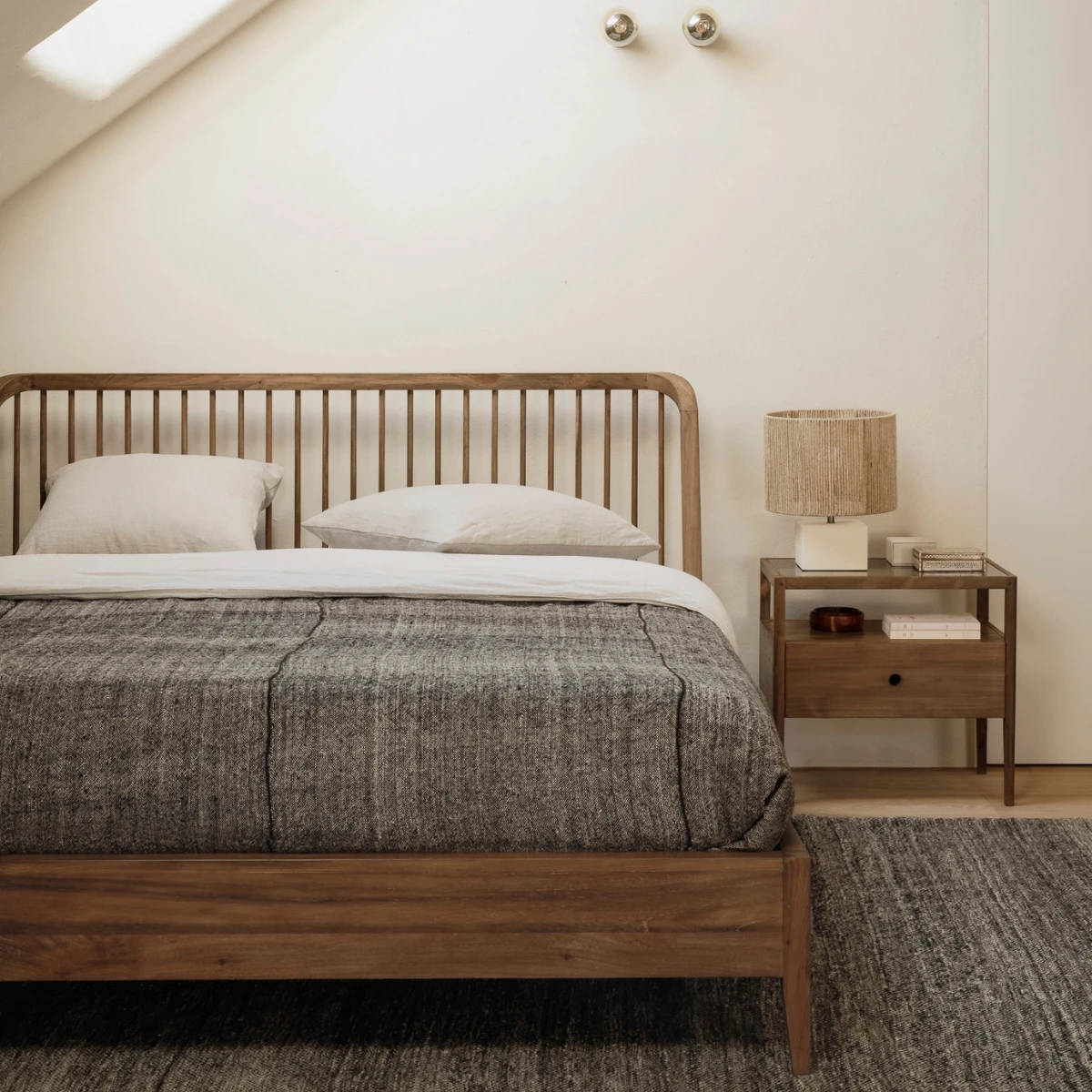 Stolik nocny Spindle tekowy