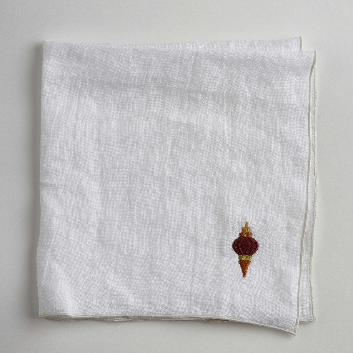 Serwetka biała z haftem bombka Bord 40x40