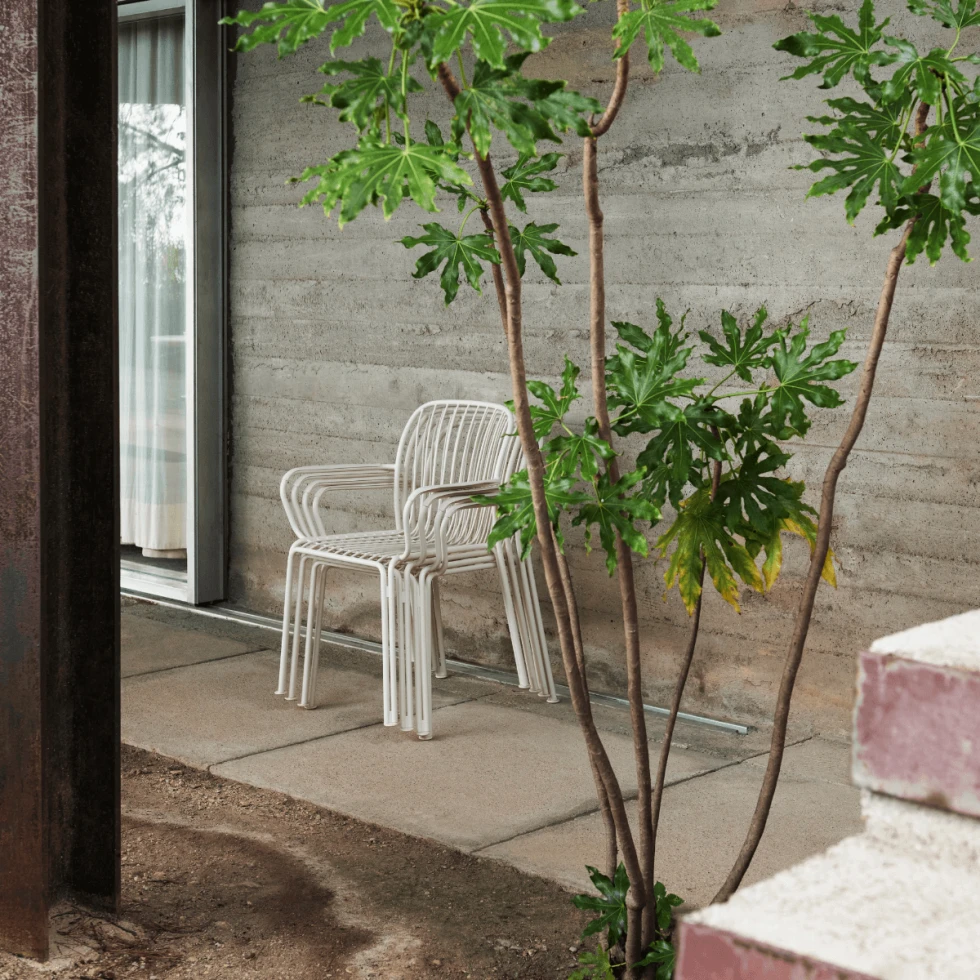 Krzesło outdoorowe Thorvald SC95 Ivory &Tradition