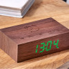 Budzik Flip Click Clock Walnut podświetla się na każdy dźwięk - Gingko