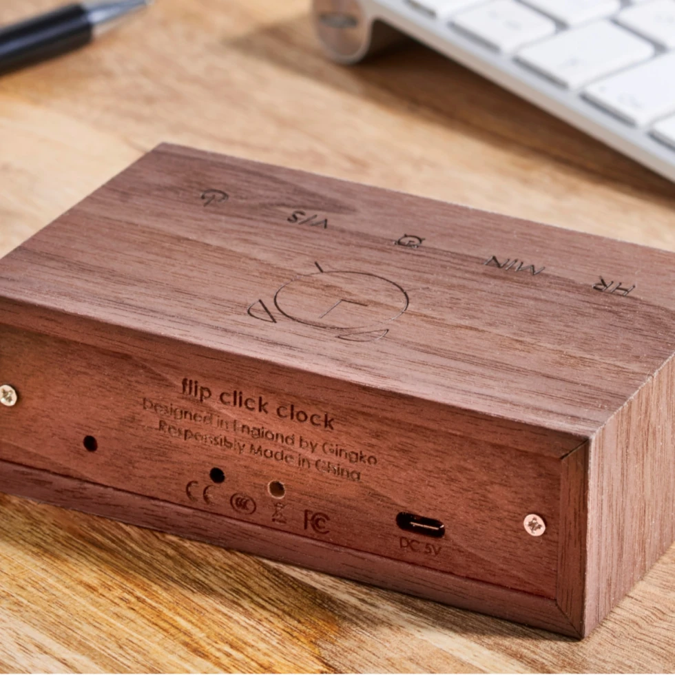 Budzik Flip Click Clock Walnut zasilany bateriami AAA lub za pomocą kabla USB - Gingko