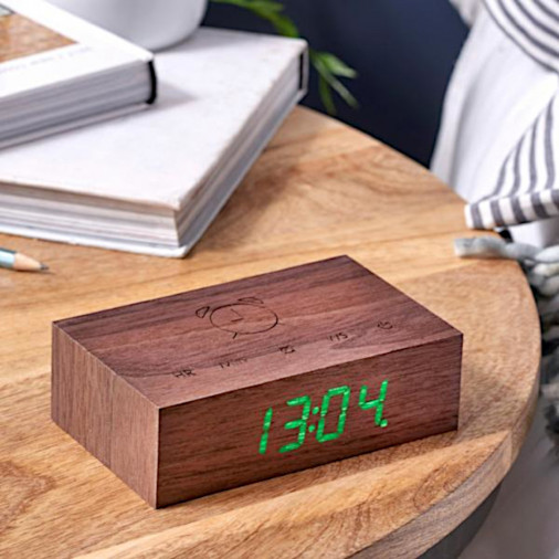 Designerski budzi z drewna Flip Click Clock Walnut Gingko